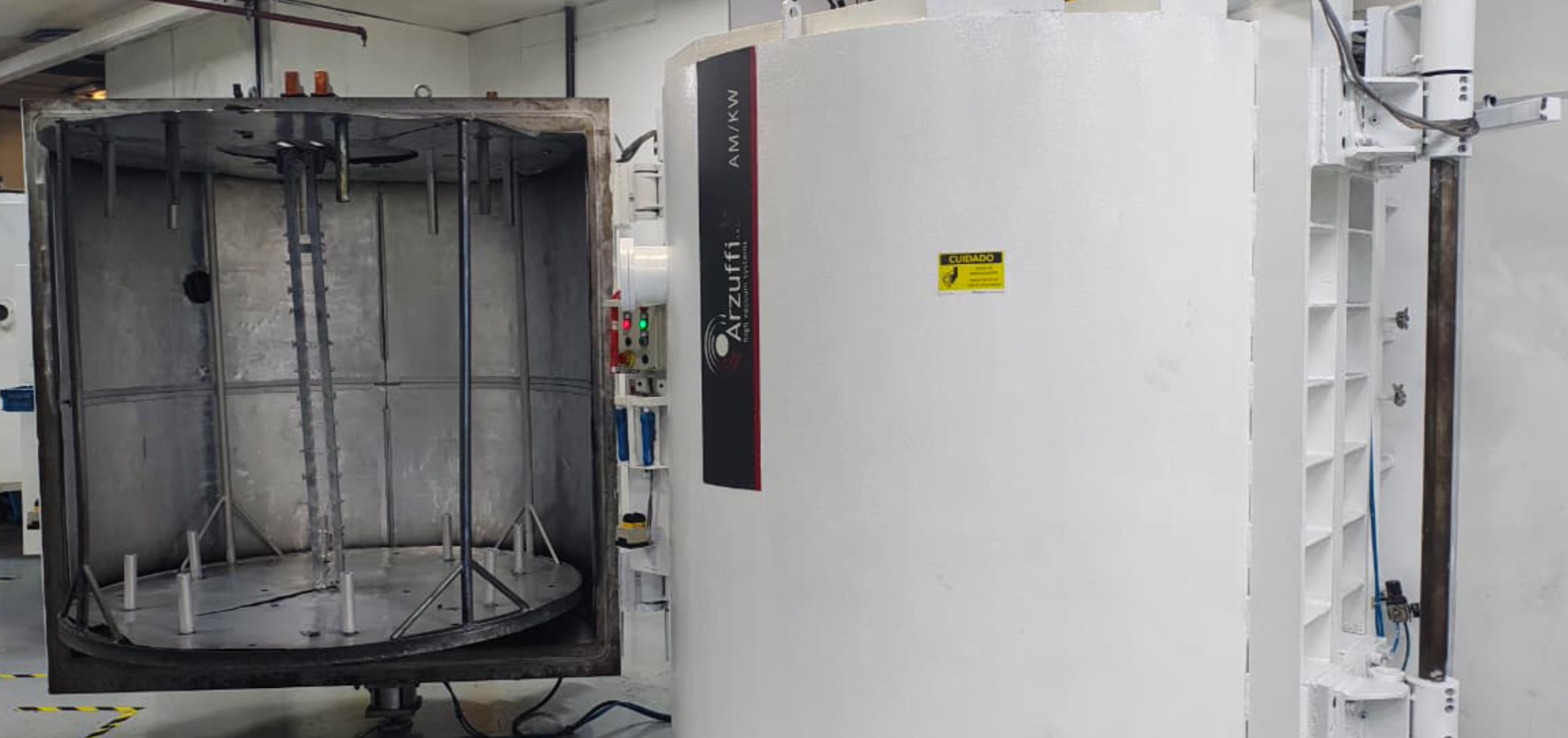 Metalizadora industrial de alto vácuo com câmara aberta descontaminada pela WFS Manutenções